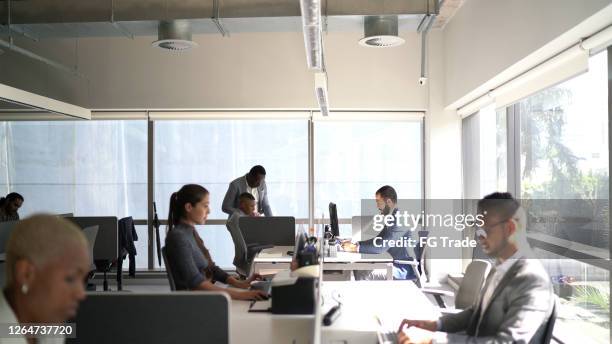 groep bedrijfsmensen die in een bureau werken - social distancing stockfoto's en -beelden