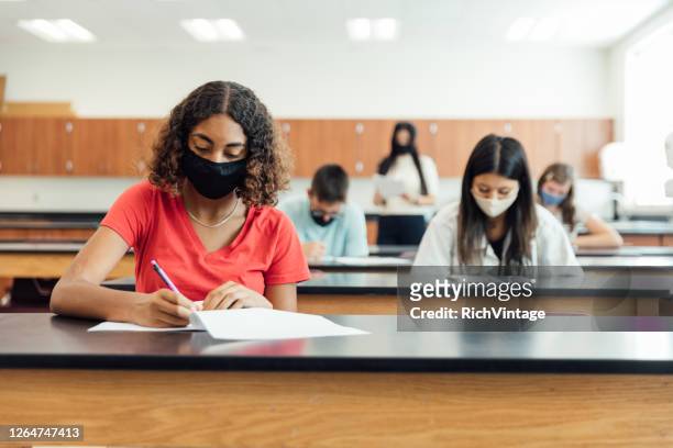 middelbare scholieren op school tijdens covid-19 - universiteit stockfoto's en -beelden