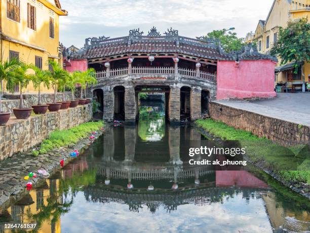 pagoda bridge reflection, hoi an ancient town, vietnam - hoi an stockfoto's en -beelden