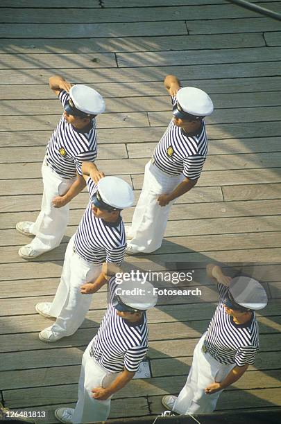 sailors from mexico's navy salute on mexican tall ship - salutieren stock-fotos und bilder