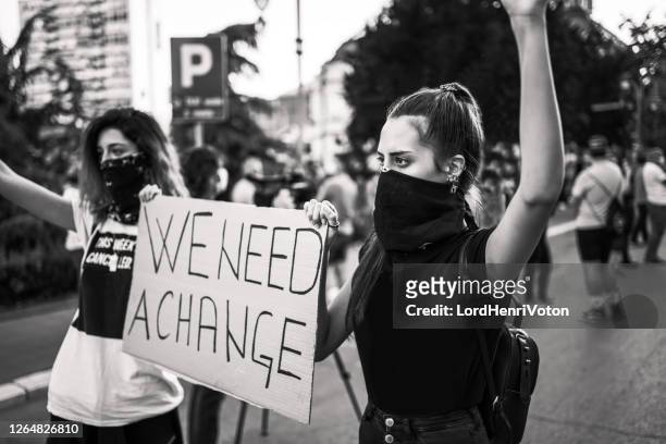mulheres protestantes segurando um cartaz - social movement - fotografias e filmes do acervo