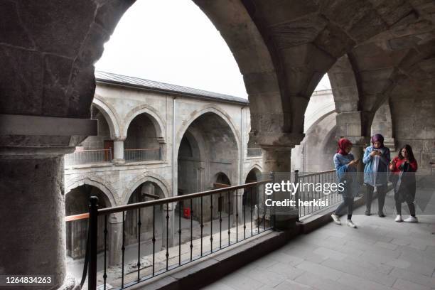 o duplo minaret madrasa-erzurum, turquia - madrassa - fotografias e filmes do acervo