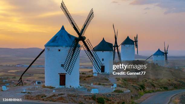 molinos de viento en consuegra, españa - molino de viento tradicional fotografías e imágenes de stock