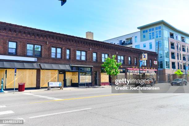 strade della città di south minneapolis - edifici imbarcati - ricoperto di assi foto e immagini stock