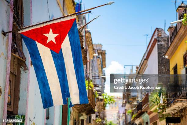 cuba street scene with the cuban flag - cuban culture photos et images de collection