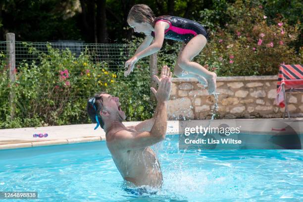 a father throwing her daughter in the air - dad throwing kid in air stockfoto's en -beelden