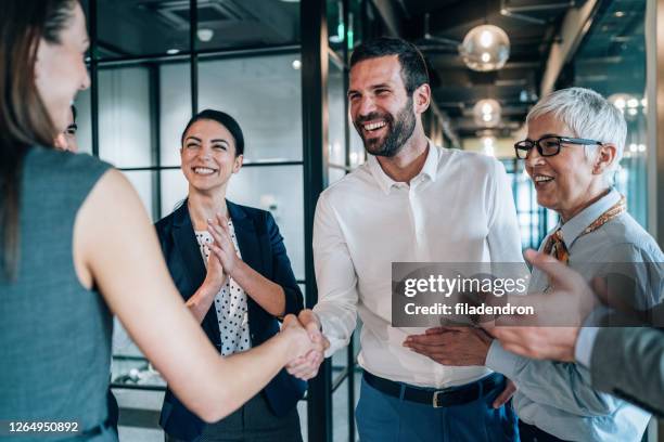 ビジネスの人々の握手 - happy client meeting ストックフォトと画像