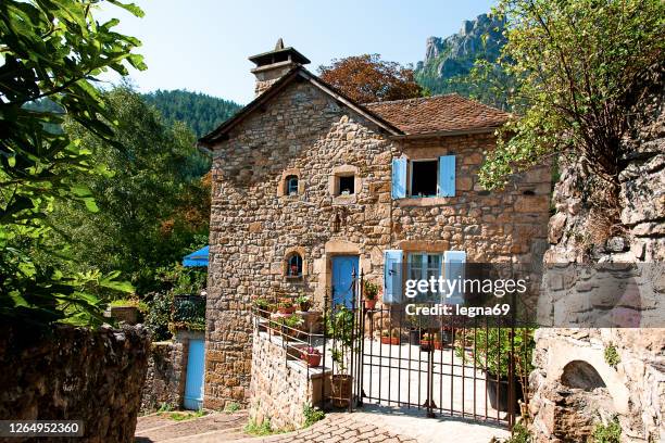 altes steinhaus in einem französischen dorf - lozere stock-fotos und bilder