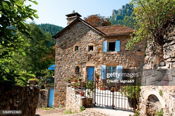 フランスの村にある古い石造りの家 - ラングドックルシヨン ストックフォトと画像