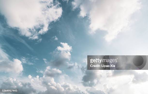 empty sky with clouds - cloud sky stockfoto's en -beelden