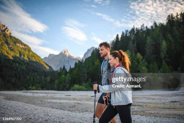 vänner vandring nära kranjska gora i nordvästra slovenien - gå vidare bildbanksfoton och bilder