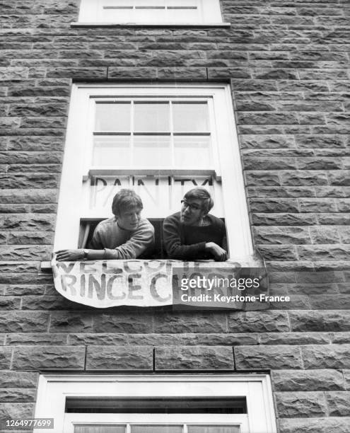 Deux étudiants de l'Aberystwyth College of Wales ont suspendu un message de bienvenue à leur fenêtre pour le Prince Charles qui doit venir étudier...