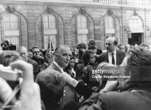 Le Premier ministre Georges Pompidou à sa sortie du conseil des ministres, entouré par une foule de journalistes et photographes, à Paris, France le...