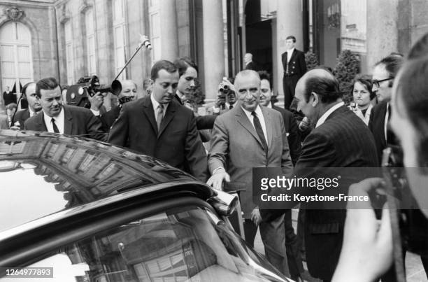 Le premier ministre Georges Pompidou sortant de l'Elysée après avoir présenté au Général de Gaulle la liste des noms formant son nouveau...