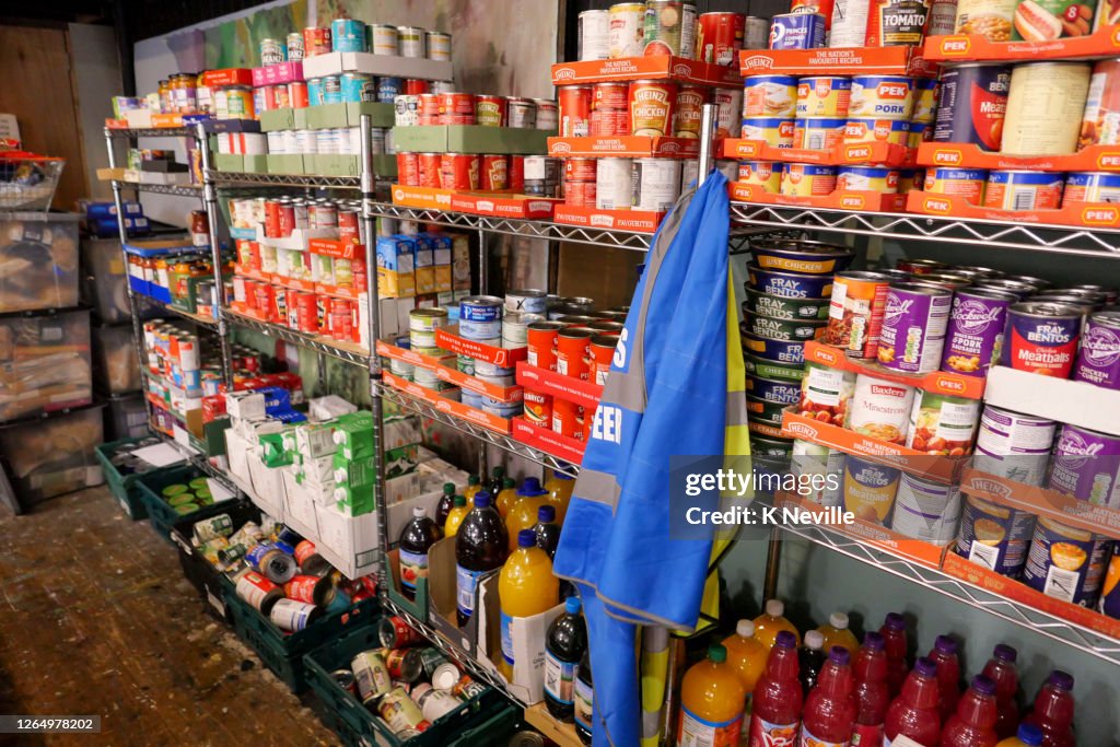 Lebensmittelbank Regale gefüllt mit gespendeten Konserven bereit für den Vertrieb