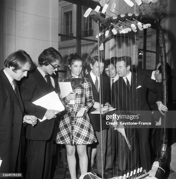 Suite au concours lancé par le journal 'Spirou', voici les membres du jury: Jacques Dutronc, Seila et Jean-Pierre Beltoise avec le gaffophone primé à...