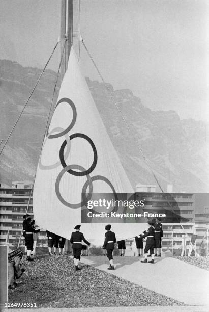 La cérémonie d'ouverture des Jeux olympiques, les chasseurs alpins dressent le drapeau olympique, à Grenoble, France en février 1968.