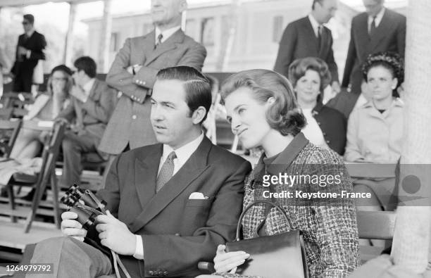 Le roi Constantin de Grèce et son épouse la reine Anne-Marie dans les jardins de la Villa Borghese, à Rome, Italie le 10 mai 1968.