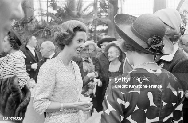 La reine Fabiolaen conversation avec des invités lors de la garden-party au Château de Laeken à Bruxelles, Belgique le 9 mai 1968.