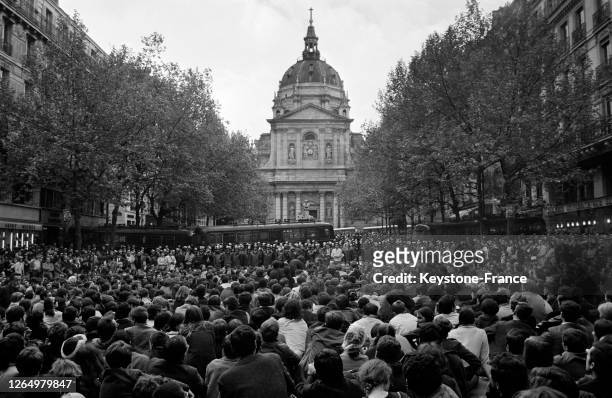 Face au cordon de la police qui interdit l'accès de la Sorbonne, les étudiants assis attendent les décisions du président de l'Union nationale des...