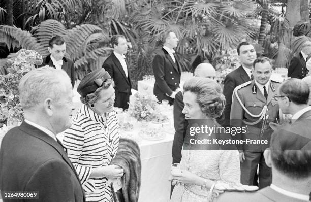 La reine Fabiolaen conversation avec des invités lors de la garden-party au Château de Laeken à Bruxelles, Belgique le 9 mai 1968.