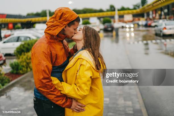 romantische kus in de regen - couples kissing shower stockfoto's en -beelden