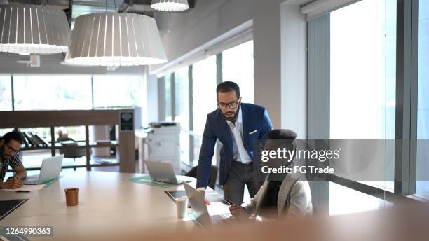 líder de negócios ajudando empresária no trabalho - role model - fotografias e filmes do acervo