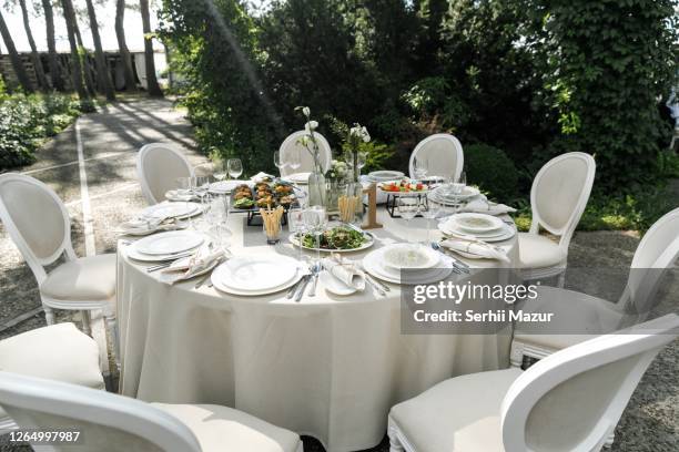 wedding table outdoor - stock photo - wedding table setting stock-fotos und bilder