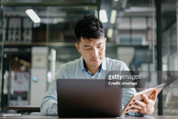businessman working in office - asia stock-fotos und bilder