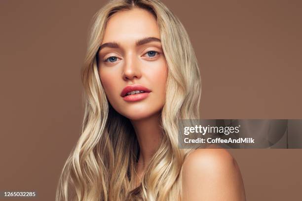 retrato de niña joven con piel limpia y maquillaje suave - blonde model fotografías e imágenes de stock