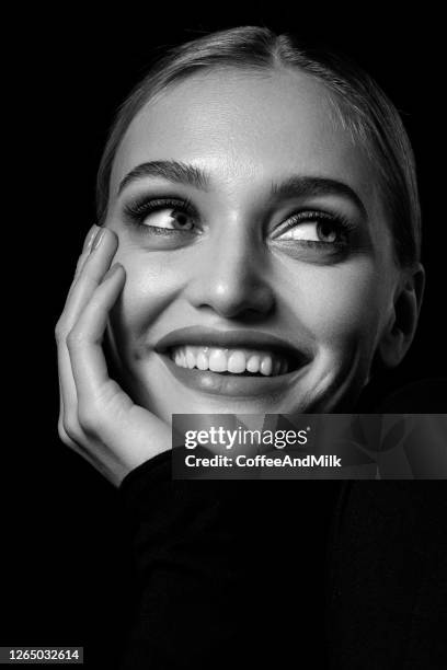 mooi meisje met mooie glimlach - model smile stockfoto's en -beelden