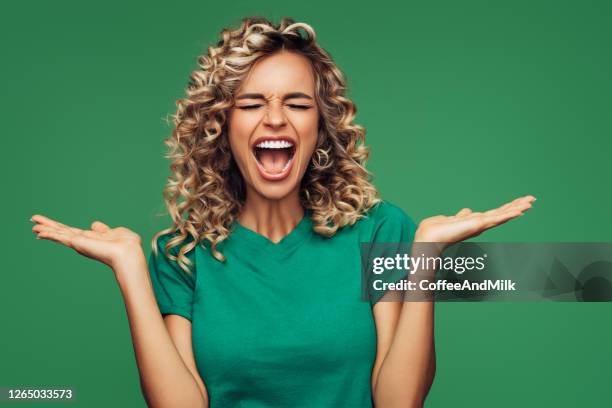 mooie vrouw op groene achtergrond - portrait choice stockfoto's en -beelden