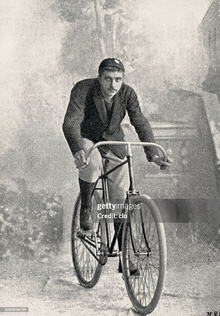 Ciclista M. J. Djakoff, mirando a la cámara, al aire libre