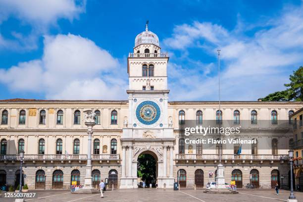 italia - padua, piazza dei signori & torre del reloj - padua fotografías e imágenes de stock