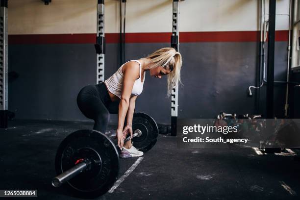 young woman training with weights in gym - deadlift stock pictures, royalty-free photos & images