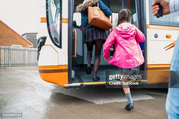lassen sie uns in den bus steigen! - boarding a bus stock-fotos und bilder