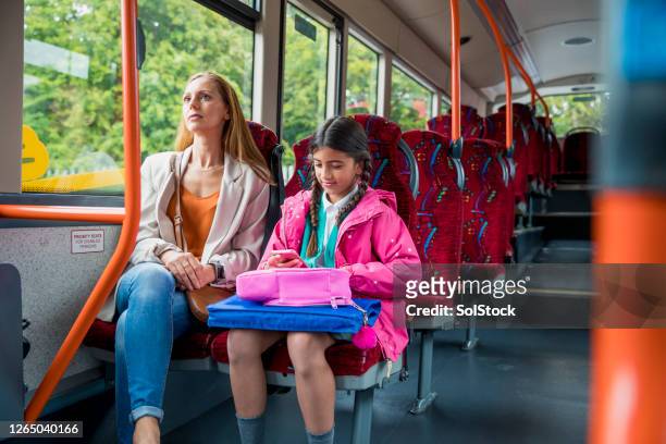pendeln zur schule - kids sitting together in bus stock-fotos und bilder