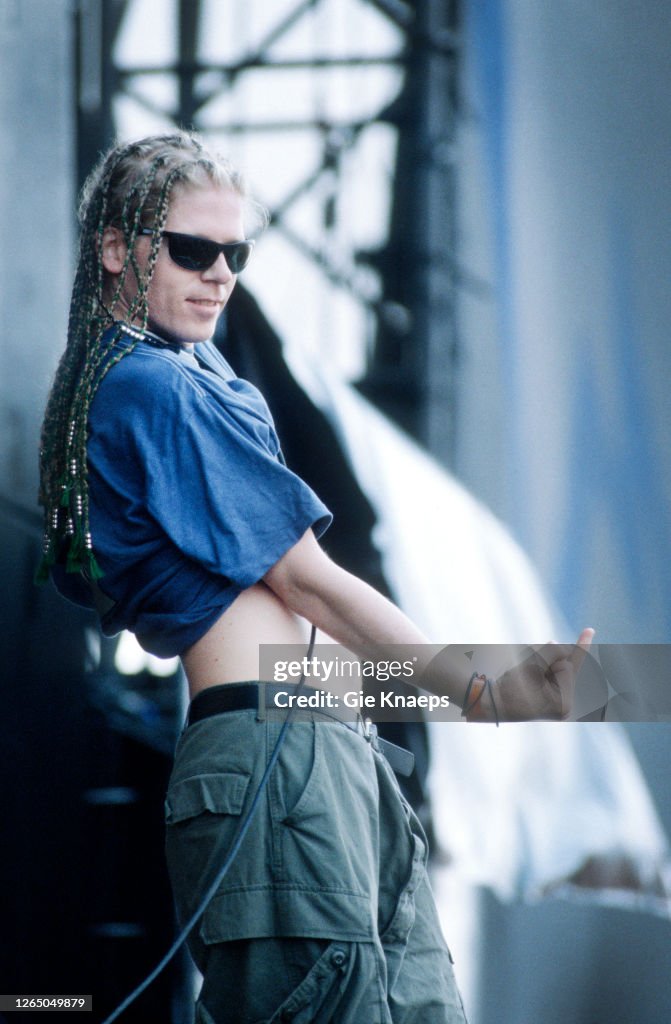 Offspring Singer Braids The Offspring, Dexter Holland, with his hair in thin braids, giving ...