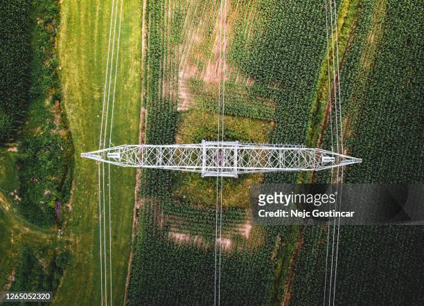 vista aérea de los cables eléctricos torre de energía de gran escala - alto voltaje fotografías e imágenes de stock