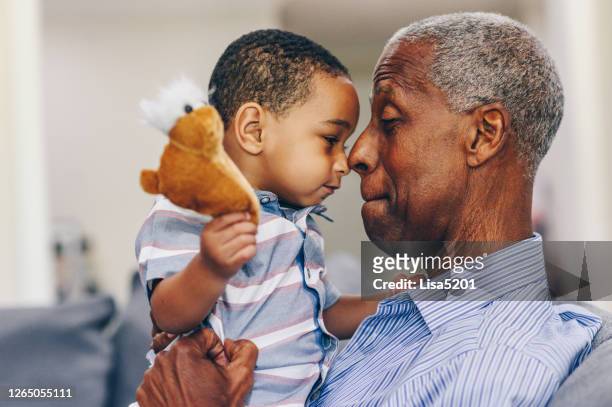 abuelo y nieto afroamericanos cara a cara - handsome black boy fotografías e imágenes de stock