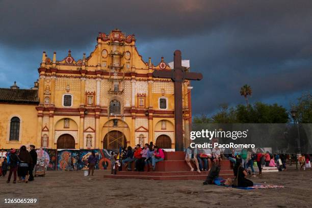 main square in san cristobal de las casas, chiapa, mexico - mexican catholic stock pictures, royalty-free photos & images