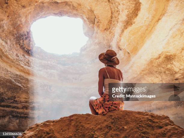 mujer contemplando cuevas en portugal - espiritualidad fotografías e imágenes de stock