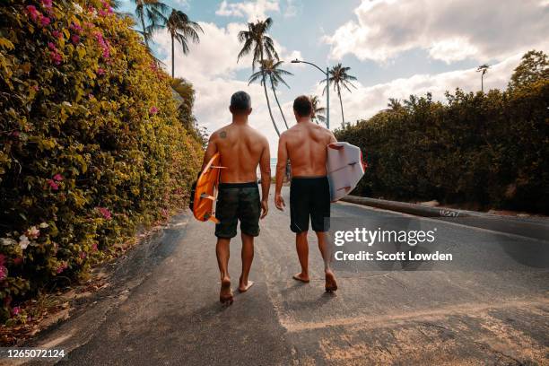 surfing at cromwell's beach hawaii - waikiki stock pictures, royalty-free photos & images
