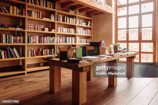 vista interior de una biblioteca - librería fotografías e imágenes de stock