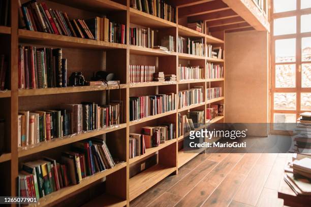 librerie in legno piene di libri - bookshelf foto e immagini stock