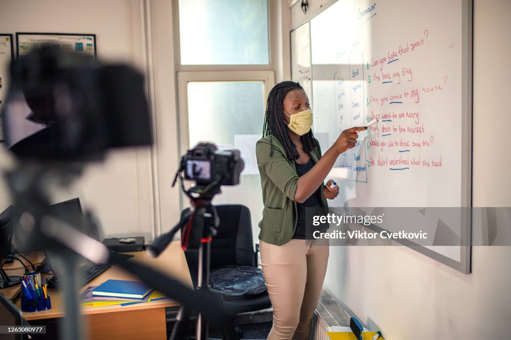 Junge afro amerikanische Frau, Lehrerin steht in der Nähe von Whiteboard