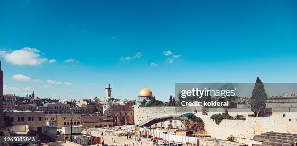 panoramic view of jerusalem old city against blue sky - ciudad vieja de jerusalén fotografías e imágenes de stock