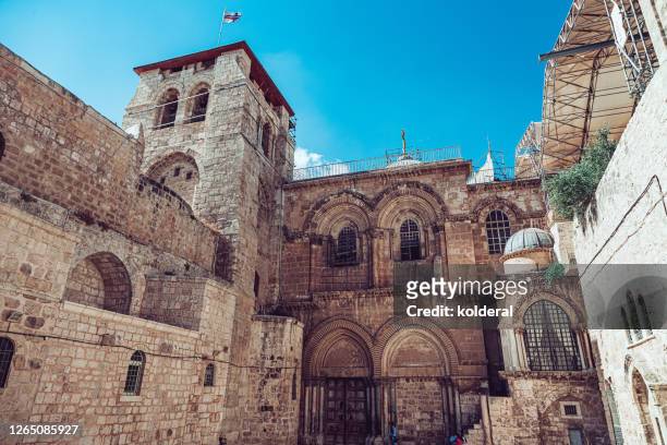 church of holy sepulcher in old city of jerusalem - church of the holy sepulchre fotografías e imágenes de stock