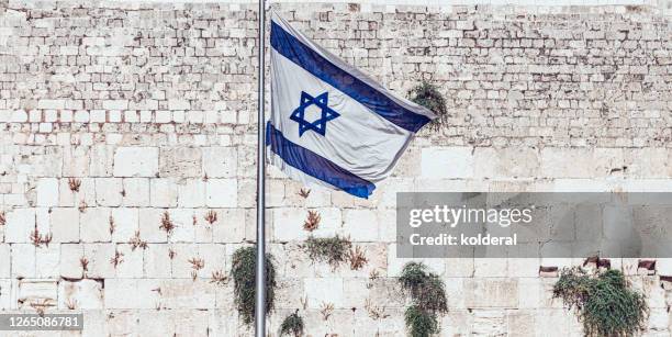 israeli flag against western wall in old city of jerusalem - israeli flag 個照片及圖片檔