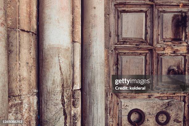 close-up of closed doors of the church of the holy sepulchre - jesus entry into jerusalem stock-fotos und bilder